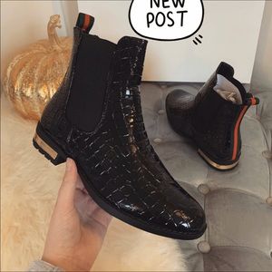 Ankle crocodile print boots